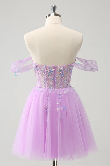 Un vestido de fiesta corto con lentejuelas y hombros descubiertos en color lila